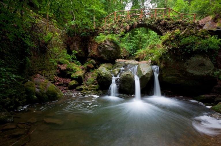 Wasserfall Schiessentümpel (Schéissendëmpel) in der Region Müllerthal