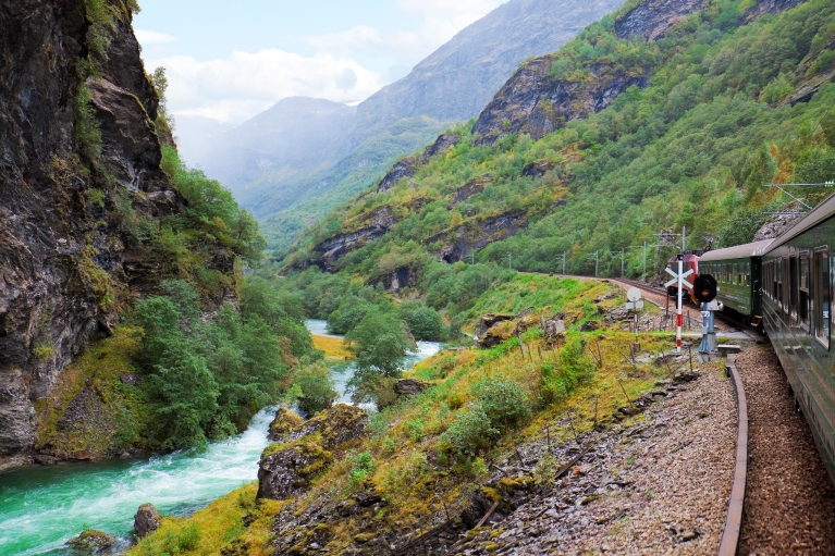 Blick aus der Flåmsbahn in den Bergen von Norwegen