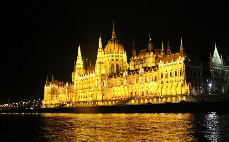 Bâtiment illuminé à Budapest