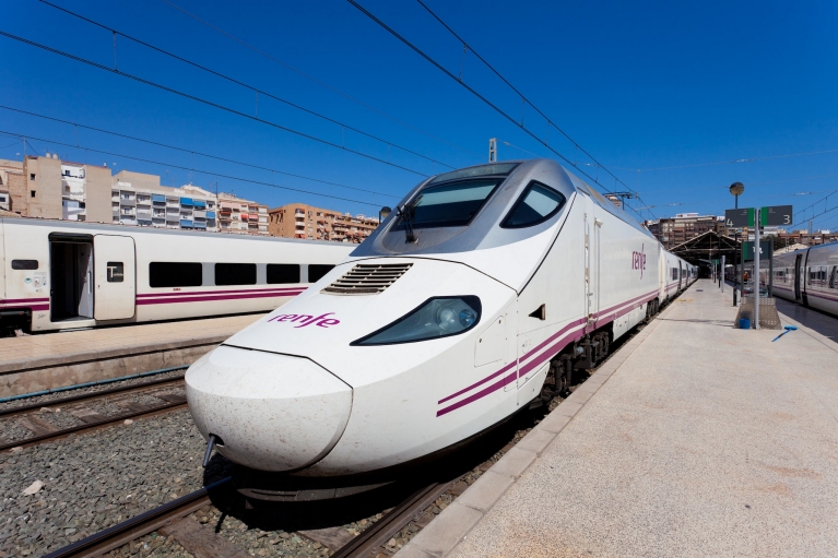 Train à grande vitesse Alvia à Alicante