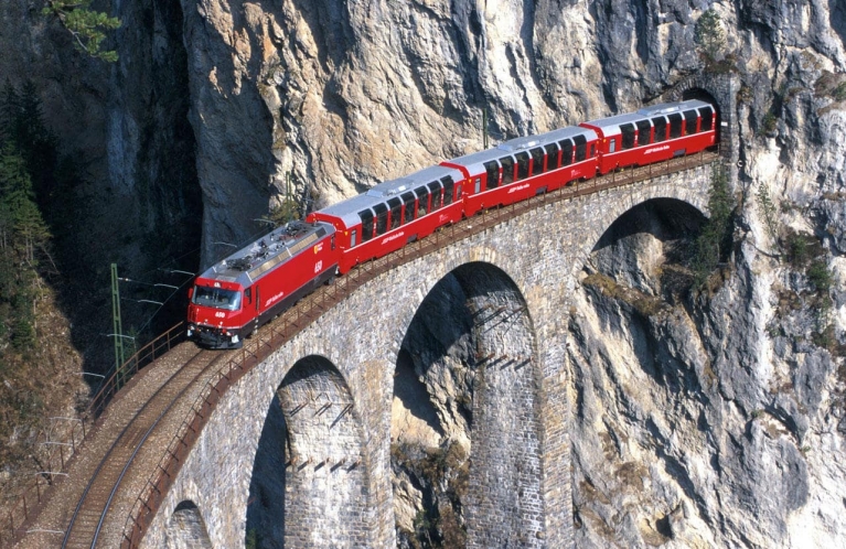 Le Bernina Express franchissant un pont