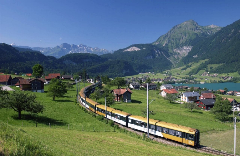 Le train Golden Pass traversant une vallée