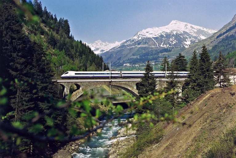 Un train à grande vitesse traversant un pont, à Cisalpino, en Suisse