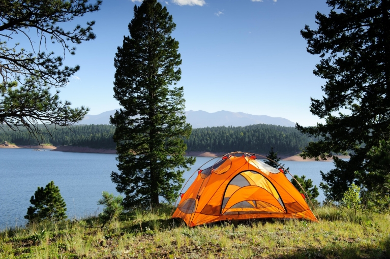 Camping au bord d'un lac