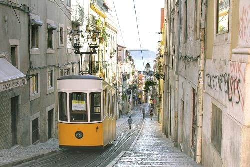 Tram dans la vieille ville de Lisbonne