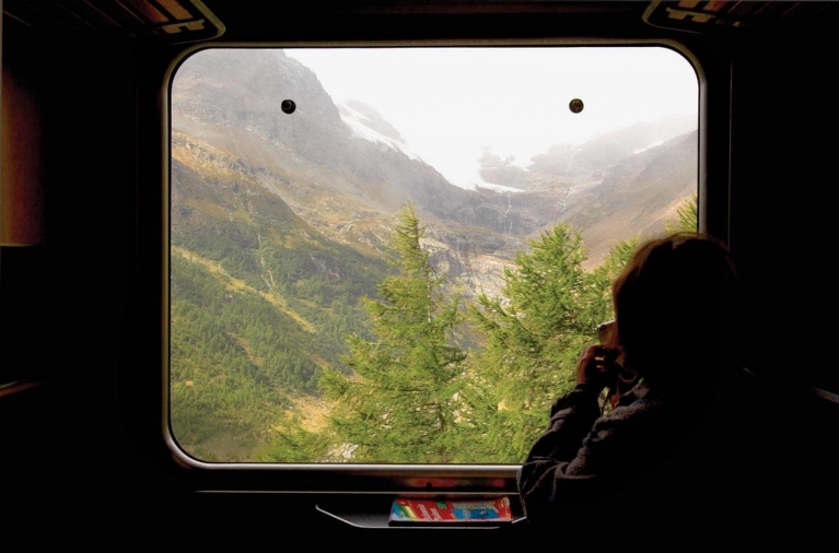 Vue de la fenêtre des trains suisses