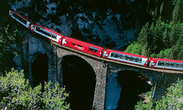 Schweizer InterCity-Zug im Sommer 